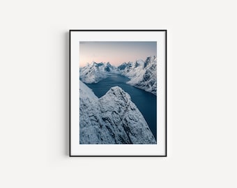 Impression d’hiver de Reinebringen | Affiche des Lofoten | Norvège Lofoten Imprimer | Impression du pic des Lofoten | L’art mural de la Couronne