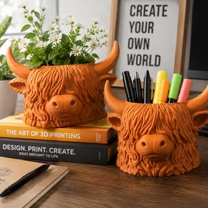 Peut inclure: Deux contenants orange texturés en forme de vache Highland. L'un contient une plante en pot avec des fleurs blanches, tandis que l'autre sert d'organisateur de bureau rempli de stylos et de marqueurs colorés. Ils présentent des cornes courbées.
