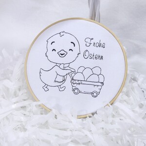美しいイースターモチーフ「卵車を持ったアヒルの子」、フレーム用刺繍用 10 x 10 cm (4x4 インチ)、レッドワーク、商用利用可能
