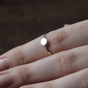 Anel redondo pequeno de ouro maciço 14k, anel de sinete simples personalizado, anel de círculo geométrico minimalista, presentes perfeitos, joias iniciais delicadas