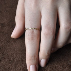 Anello intrecciato in oro massiccio 14k, anello di promessa a spirale minimalista in oro, anello impilabile in oro delicato per donna, fede nuziale intrecciata, piccolo anello intrecciato