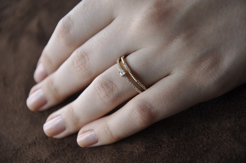 14k Massives Gold Minimal Prinzessin Ehering für Sie, Minimal Unikat Verlobung Band Ring, Prinzessin Stapelring, Prinzessin Ring mit Zirkon Bild 2