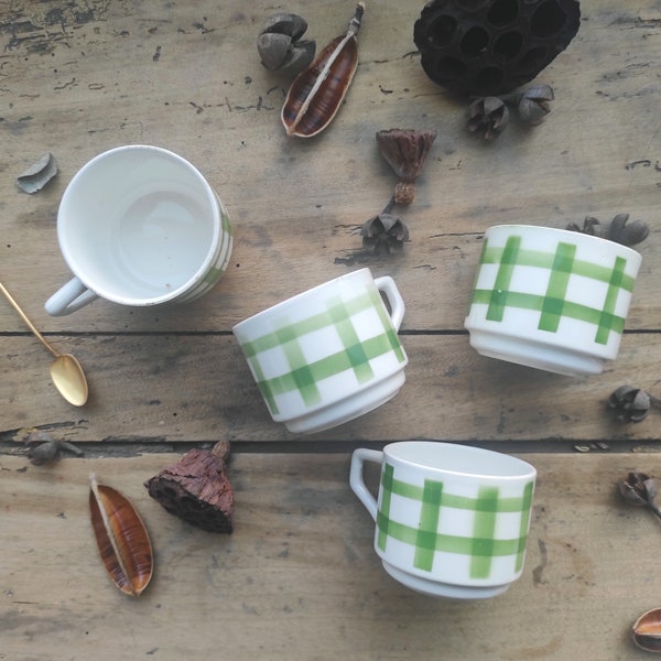 Ensemble de quatres tasses à café anciennes Moulin des Loups modèle "Nappe".