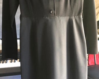 Vestido negro vintage de Prada, manga larga y elegante.