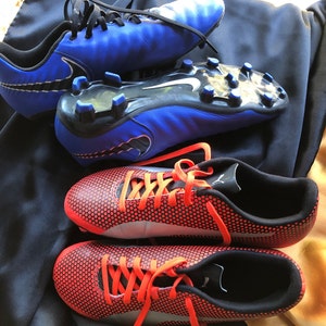 Twee paar Nike en Puma voetbalschoenen voor kinderen in maat 7,5 en 8,5, plus gratis uitrusting