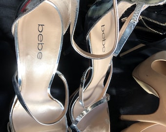 Cuatro pares de tacones en talla 10 M/40: Bebe, Vince Camino y tacones de vestir BCBG Maxazria y BCBGeration