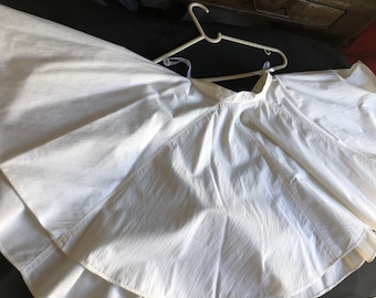 Falda corta Prada Vintage, talla pequeña, de algodón color marfil con bolsillos laterales profundos (+ cinturón de seda a juego).