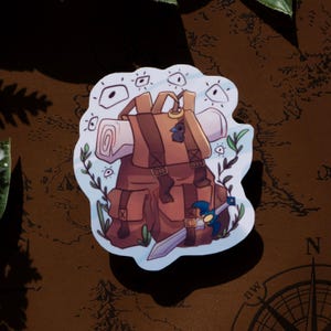 Süßer Fantasy Abenteurer Rucksack Sticker | RPG Gamer Vinyl Aufkleber | Mittelalterlicher Mimic Beutebeutel | Tabletop Gaming Ästhetik | Dungeon Master Geschenk