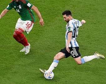 Puede incluir: Un jugador de fútbol con una camiseta azul claro y blanca con el número 10 en la espalda patea un balón de fútbol. El jugador lleva calcetines blancos y botas doradas. El jugador lleva una pulsera blanca en la muñeca izquierda. El jugador patea el balón hacia el lado derecho de la imagen. El jugador lleva una camiseta azul claro y blanca con el número 10 en la espalda. El jugador lleva calcetines blancos y botas doradas. El jugador lleva una pulsera blanca en la muñeca izquierda. El jugador patea el balón hacia el lado derecho de la imagen. El jugador lleva una camiseta azul claro y blanca con el número 10 en la espalda. El jugador lleva calcetines blancos y botas doradas. El jugador lleva una pulsera blanca en la muñeca izquierda. El jugador patea el balón hacia el lado derecho de la imagen.