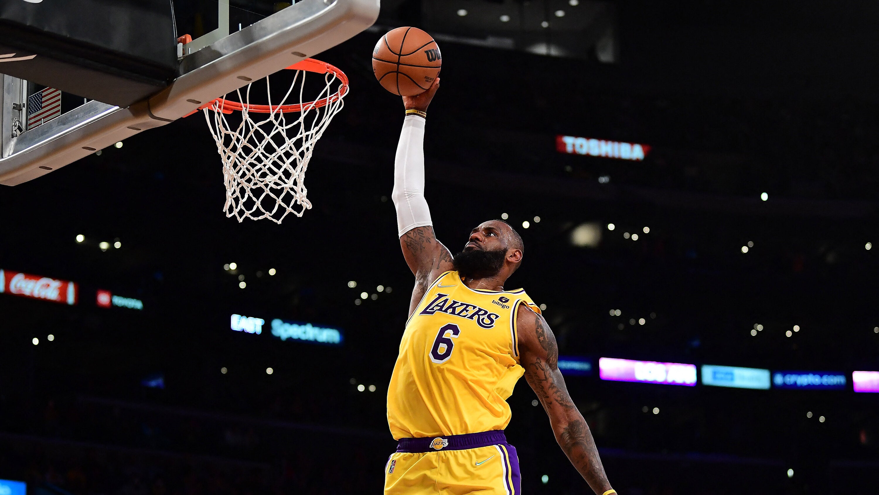 lebron james slam dunk