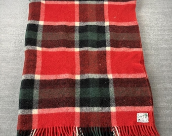 Tapete de viagem xadrez de mohair vintage Onehunga Woolen Mills, com franjas xadrez vermelhas, Nova Zelândia.