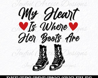 Puede incluir: Diseño gráfico en blanco y negro con el texto "My Heart Is Where Her Boots Are" con dos corazones rojos y un par de botas militares negras.