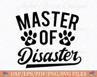 Könnte beinhalten: Schwarzweißes Grafikdesign mit dem Text "Master of Disaster" und zwei Pfotenabdrücken mit Herzen in der Mitte. Der Text ist in einer fetten, stilisierten Schriftart.