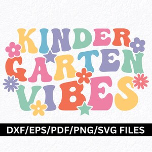 Könnte beinhalten: Ein farbenfrohes Grafikdesign mit dem Text "Kindergarten Vibes" in einer Retro-Schriftart. Das Design enthält Blumen, Sterne und eine Vielzahl von Farben.