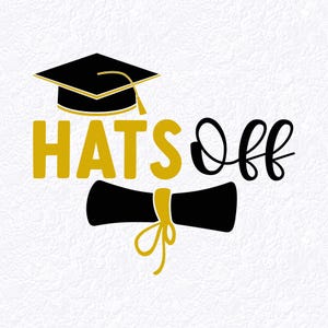 Puede incluir: Un diseño gráfico que presenta un birrete de graduación negro con una borla dorada sobre el texto dorado HATS y el texto en cursiva negro Off, colocado sobre un diploma negro enrollado y atado con una cinta dorada sobre fondo blanco.