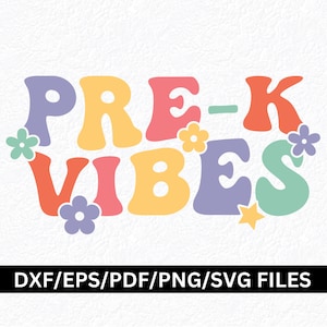 Puede incluir: Un diseño gráfico colorido con las palabras "PRE-K VIBES" en una fuente retro, decorado con flores y una estrella. La imagen utiliza tonos de morado, naranja, amarillo, rosa y verde. El texto "DXF/EPS/PDF/PNG/SVG FILES" está en la parte inferior.