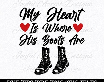 Puede incluir: Diseño digital en blanco y negro con el texto "My Heart Is Where His Boots Are" con dos corazones rojos y un par de botas militares negras.