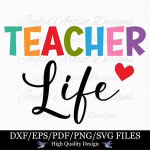 Puede incluir: Un diseño gráfico colorido con el texto "TEACHER LIFE" en colores arcoíris con un corazón rojo. El texto está en una fuente en negrita y juguetona. El diseño es perfecto para maestros, educadores y cualquier persona que ame enseñar.