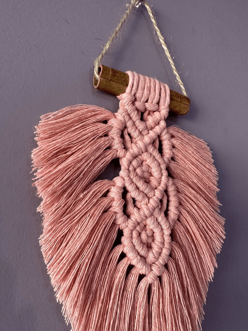Boho-inspired macrame feather — DIY home decor with soul. A perfect project for quiet evenings.