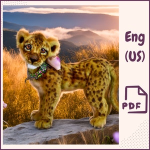 Könnte beinhalten: Ein süßes, geflecktes Gepardenjunges mit einer rosa Schleife und einem bunten Schmuckhalsband steht auf einem Felsen in einem Feld mit hohem Gras. Der Hintergrund ist ein nebliger Sonnenuntergang mit Bergen in der Ferne.