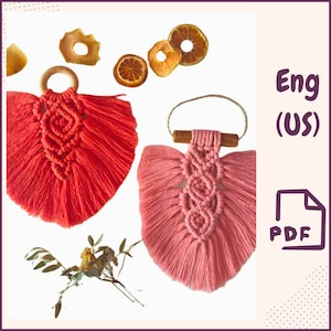 Może przedstawiać: Dwa makramowe wiszące ozdoby ścienne, jedna w kolorze różowym, a druga koralowym, z drewnianymi listwami u góry. Ozdoby mają kształt wachlarza i wzór rombowy. Obraz zawiera tekst "Eng (US)" i "PDF".