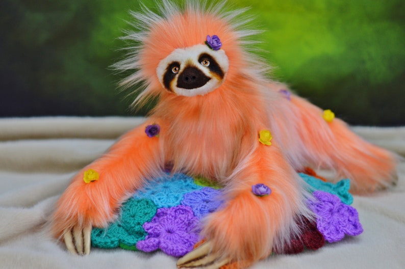 Unique plush sloth with fur crown – example from soft toy PDF pattern