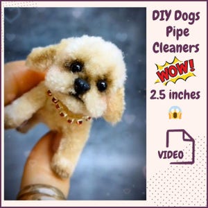 Op de afbeelding: Een kleine, pluche, beige hond gemaakt van pijpenragers. De hond draagt een glinsterende rood-gouden ketting en is 6,35 cm hoog. De tekst "DIY Dogs Pipe Cleaners WOW! 2.5 inches" staat in de afbeelding.