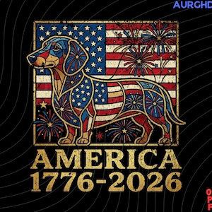 Peut inclure: Un design graphique représentant une silhouette de teckel remplie d'un motif de drapeau américain rouge, blanc et bleu avec des feux d'artifice. Le texte indique AMERICA 1776-2026 en police dorée vieillie sur fond noir à lignes courbes.
