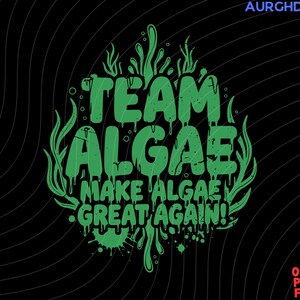 Peut inclure: Un design graphique avec le texte TEAM ALGAE MAKE ALGAE GREAT AGAIN! dans une police verte dégoulinante rappelant de la vase. Le motif est entouré d'éléments d'algues vertes stylisés et de petites bulles sur un fond noir à lignes ondulées.