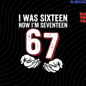 Peut inclure: Fond noir avec le texte blanc "I WAS SIXTEEN NOW I'M SEVENTEEN". En dessous, le nombre "67" en rouge et blanc. Deux mains blanches en bas de l'image.