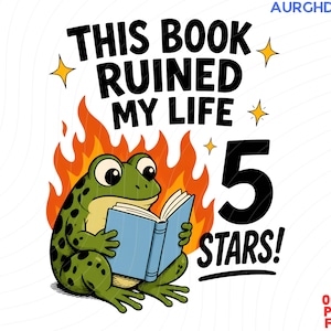 Peut inclure: Une illustration graphique d'une grenouille verte tachetée lisant un livre bleu devant des flammes orange et jaunes. Le texte indique THIS BOOK RUINED MY LIFE et 5 STARS! avec de petites étoiles jaunes entourant le texte et la marque AURGHDS.