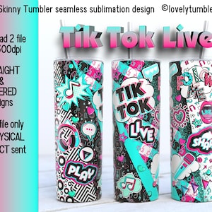 Op de afbeelding: Drie slanke bekers van 20 oz met sublimatieontwerpen met een TikTok-thema. De ontwerpen bevatten de woorden "Tik Tok Live", "Play", "Follow Me", "Like" en "Share". De bekers zijn zwart met turquoise, roze en witte accenten.