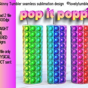 Puede incluir: Tres vasos delgados de 20 onzas con un diseño pop it. Los vasos son verde, azul y morado con un esquema de colores arcoíris. Los vasos están sobre una superficie de madera blanca. El texto "pop it poppin" está en la imagen.