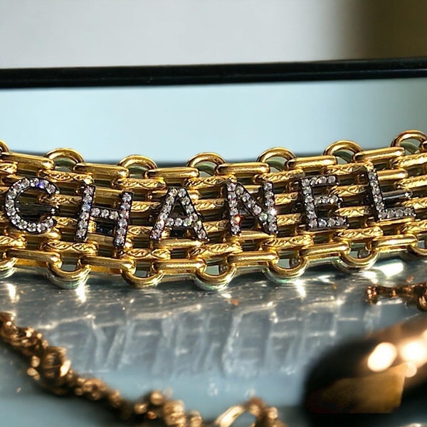 Bracelet vintage Chanel en métal doré