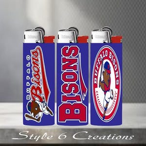 K&ouml;nnte beinhalten: Drei blaue Feuerzeuge mit roten und wei&szlig;en Grafiken des Baseballteams Buffalo Bisons. Jedes Feuerzeug hat ein anderes Design, einschlie&szlig;lich des Teamnamens und des Maskottchens. Die Feuerzeuge werden auf einer neutralen Oberfl&auml;che pr&auml;sentiert.