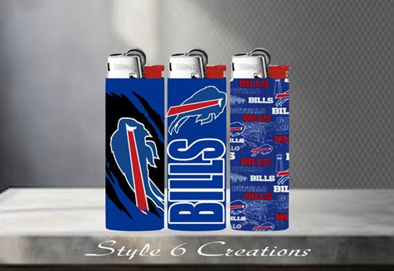 K&ouml;nnte beinhalten: Drei blaue Feuerzeuge mit roten Akzenten, mit Logos und Text des Buffalo Bills Teams. Die Feuerzeuge haben silberne Oberteile und sind mit dem Logo des Teams und dem Wort "BILLS" verziert. Der untere Teil des Bildes tr&auml;gt den Text "Style 6 Creations".