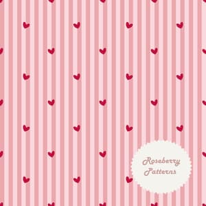 Può includere: Motivo senza cuciture con sfondo a righe rosa e piccoli cuori rossi. Un ovale bianco contiene il testo "Roseberry Patterns". Adatto per tessuti, carta da parati o sfondi digitali.