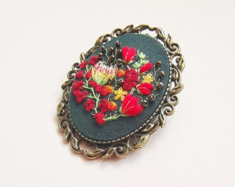 Arreglo floral en broche bordado a mano verde oscuro, joyería de bordado hecha a mano de flores, broche de flores rojas y amarillas de estilo victoriano