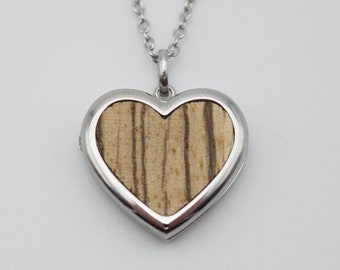 Medallón de corazón de madera con grabado y foto para abrir. Collar 45+5 cm, cebrano plateado
