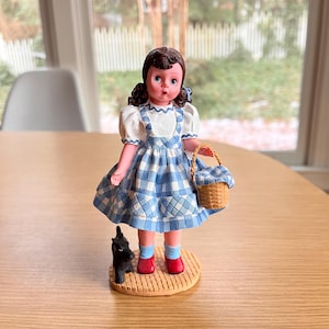 Vintage 1999 Madame Alexander resin figurine of Dorothy with Toto from Wizard of Oz 5.5&quot; tall