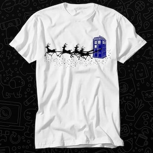 La maglietta Doctor Who Christmas Police Phone Box Flying Deer Star regalo unisex per adulti, maglietta vintage, musica, miglior film OZ477