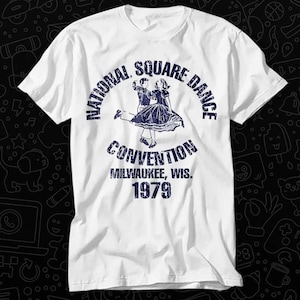 National Square Dance Convention Milwaukee 1979, wie von Lemmy Ace Of Spades T-Shirt getragen Top Erwachsene T-Shirt Vintage Musik am besten OZ340