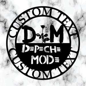 Könnte beinhalten: Schwarze Metall-Wandkunst mit den Buchstaben "D" und "M", einer Rose und den Worten "Depeche Mode". Das Design ist kreisförmig mit den Worten "Custom Text" am Rand, vor einem Marmorhintergrund.