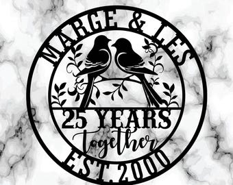 Könnte beinhalten: Schwarze Metall-Wandkunst mit zwei Vögeln auf einem Ast, den Worten "MARGE & LES" darüber und "25 YEARS Together EST. 2000" darunter, vor einem Marmorhintergrund. Ein dekoratives Stück für einen Hochzeitstag.