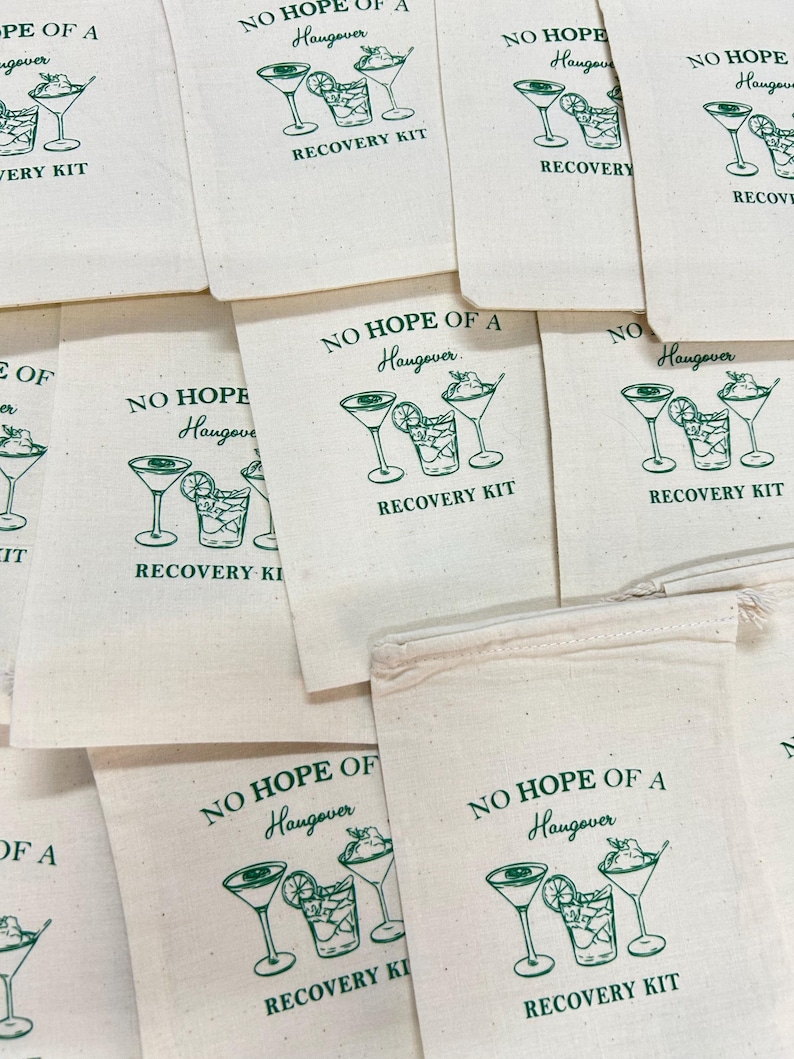 Puede incluir: Bolsas de lona color crema con una ilustraci&oacute;n verde de c&oacute;cteles y el texto "NO HOPE OF A Hangover RECOVERY KIT". La disposici&oacute;n sugiere un regalo o un detalle para fiestas.