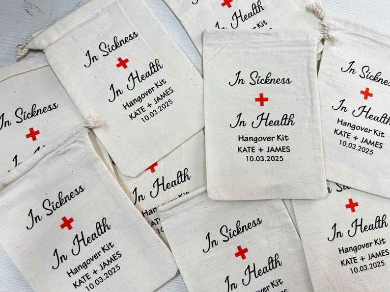 Puede incluir: Una colecci&oacute;n de bolsas de lona blanquecina con el texto "In Sickness + In Health" y una cruz roja. Cada bolsa est&aacute; etiquetada como "Hangover Kit" e incluye los nombres "KATE + JAMES" y la fecha "10.03.2025".