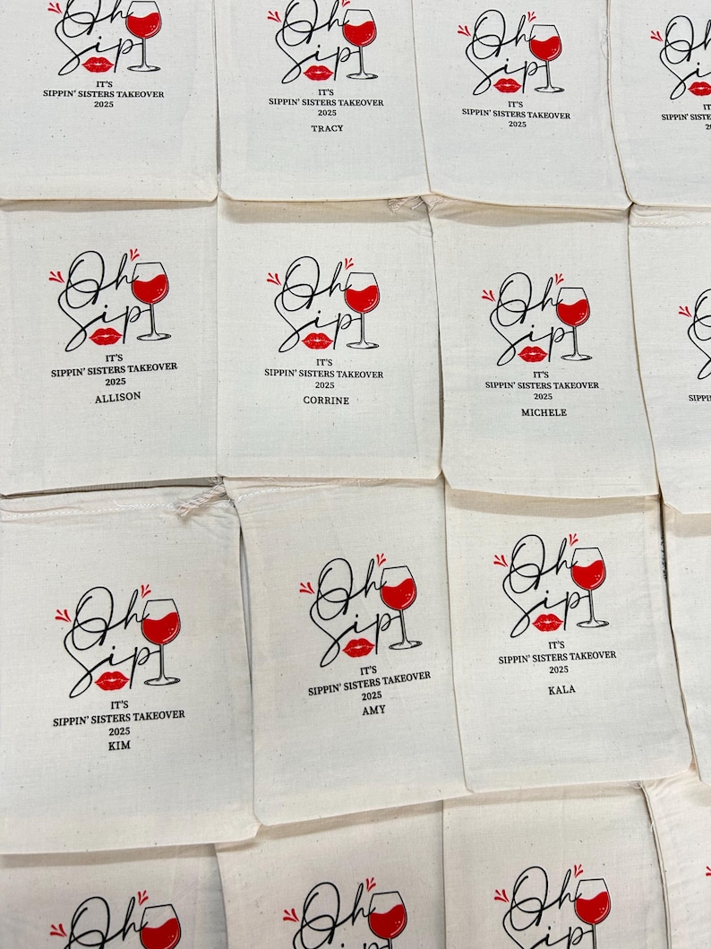 Puede incluir: Bolsas de lona de color blanquecino con un dise&ntilde;o de copa de vino tinto y labios, con las palabras "Oh Sip!" y "It's Sippin' Sisters Takeover 2025" impresas en negro y rojo. Algunas bolsas tienen nombres impresos debajo.