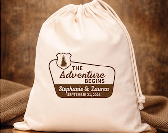 Bolsas personalizadas para recuerdos de boda con temática de parques nacionales: Recuerdos con cordón y diseño de acampada en pino, Bolsa "Comienza la aventura"