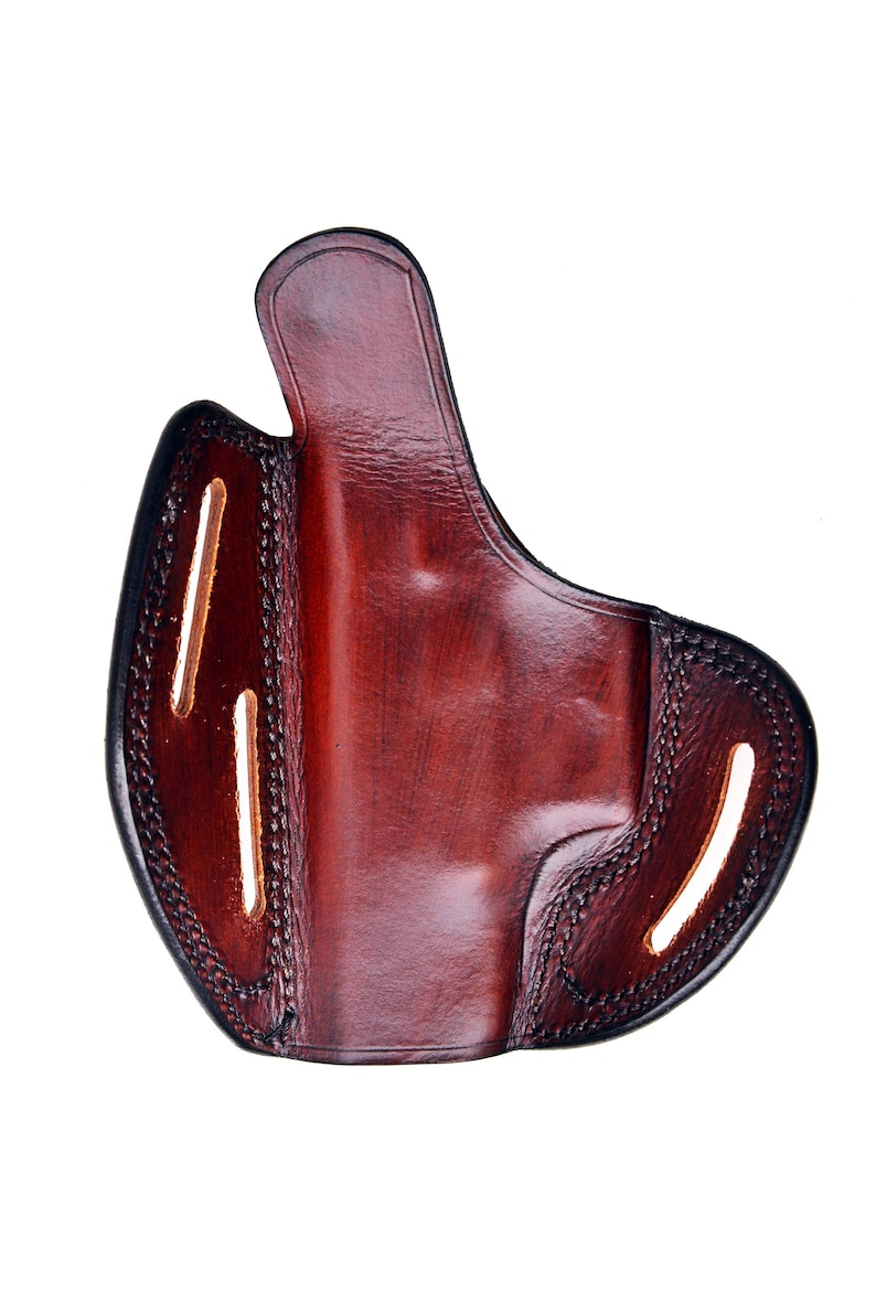 Op de afbeelding: Een bruine leren holster met stiksels en uitsparingen.