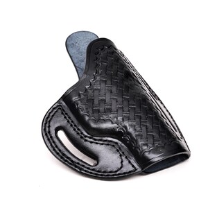 Op de afbeelding: Een zwart leren holster met een geweven patroon. Het holster heeft een riemlus en een trekkerbescherming.